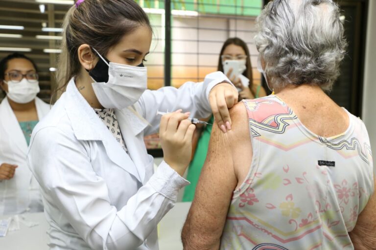 Goiânia segue vacinando idosos e trabalhadores da saúde nesta segunda-feira
