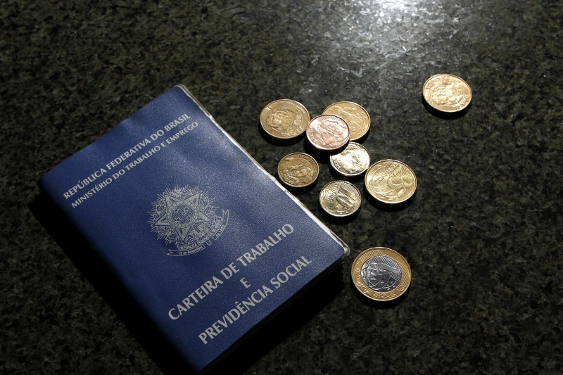 Trabalhadores que recebem o salário mínimo não têm desconto de Fundo de Garantia do Tempo de Serviço (FGTS), assim como do Imposto de Renda.
