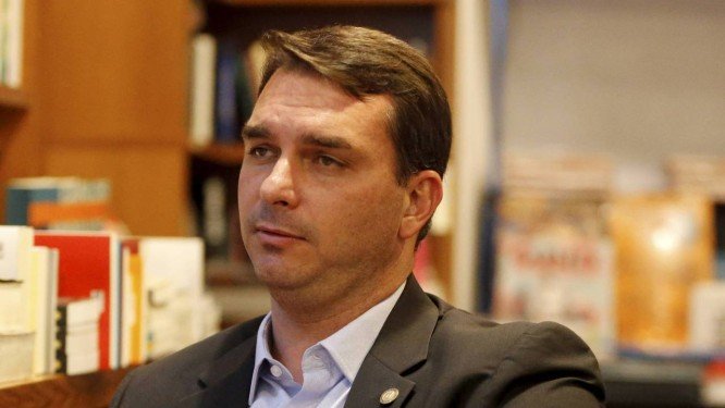 Ronaldo Caiado cobra explicações de Flávio Bolsonaro