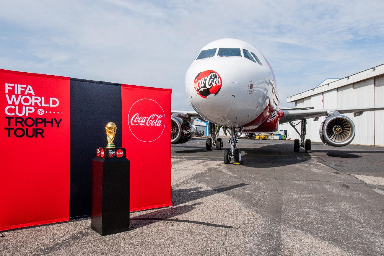 CocaCola inicia Tour da Taça da Copa do Mundo no Brasil Tribuna do