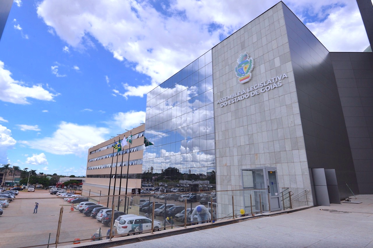 Deputados de Goiás ultrapassam teto constitucional com gratificação de R$ 11,5 mil