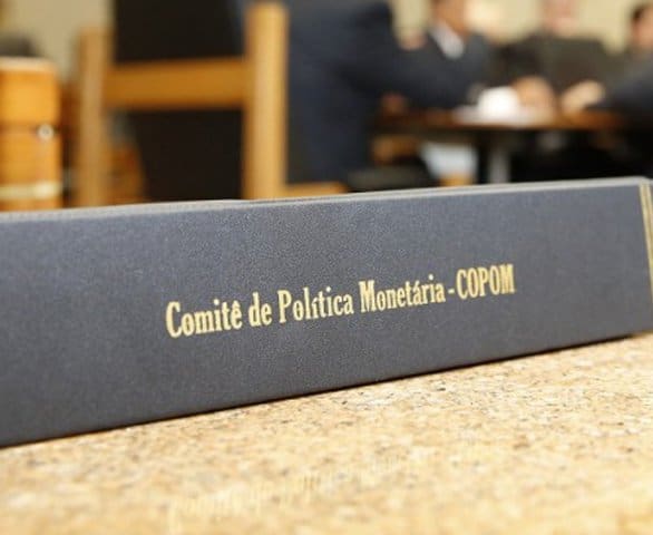 Petróleo e Fed reduzem ritmo percentual de corte da Selic