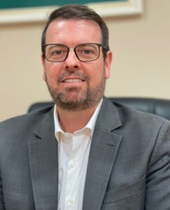 “A quantidade de ajuda que os governos municipal, estadual e federal estão dando à população está deixando com que uma classe de colaboradores que poderia estar trabalhando fique no mercado informal.”