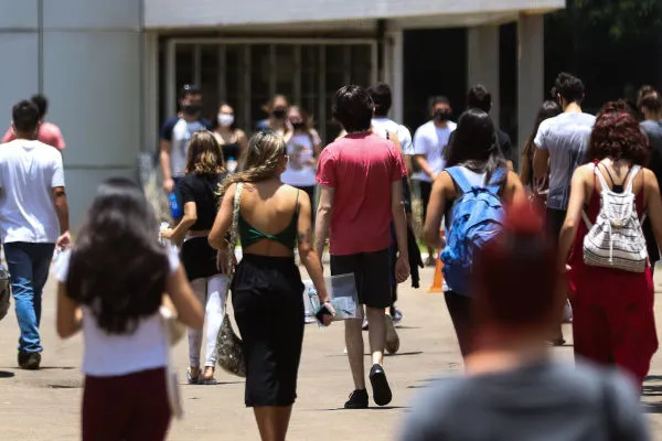 Mesmo com menos inscritos recentemente, o Enem ainda é crucial para o acesso democrático ao ensino superior FOTO: Marcello Casal Jr. / Agência Brasil.