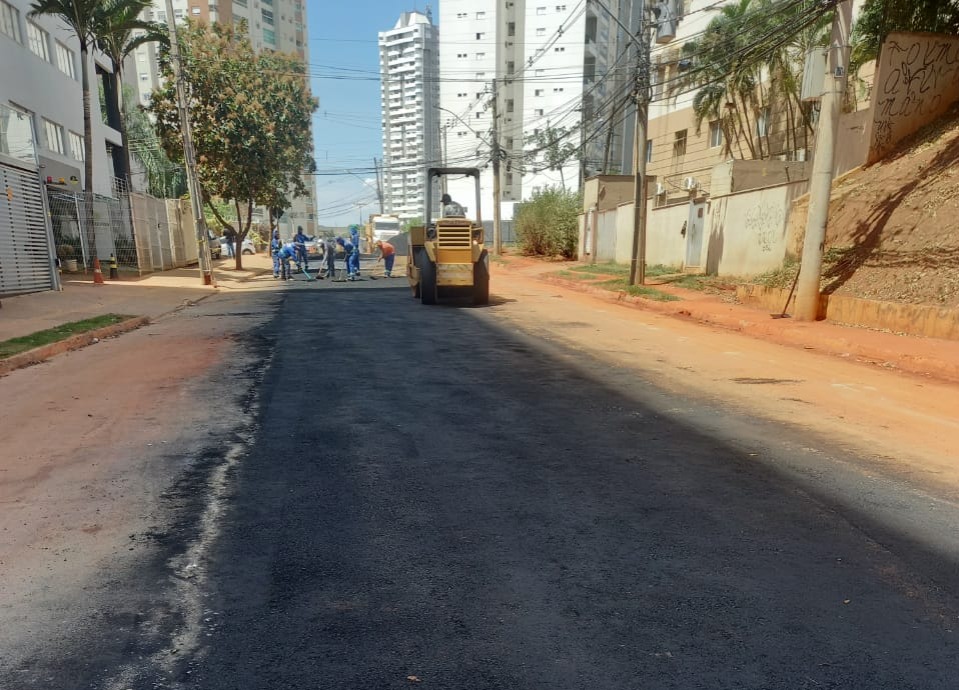 Obra causa interdição da Avenida Jamel Cecílio, no Jardim Goiás, neste sábado (04/11): veículos devem circular a Praça Flamboyant nos dois dias de interdição. Foto: Seinfra