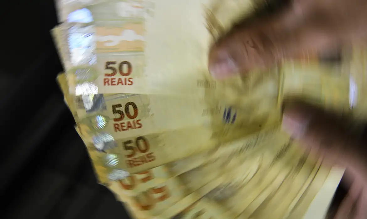 Primeira parcela do 13º salário deve ser paga até esta quinta