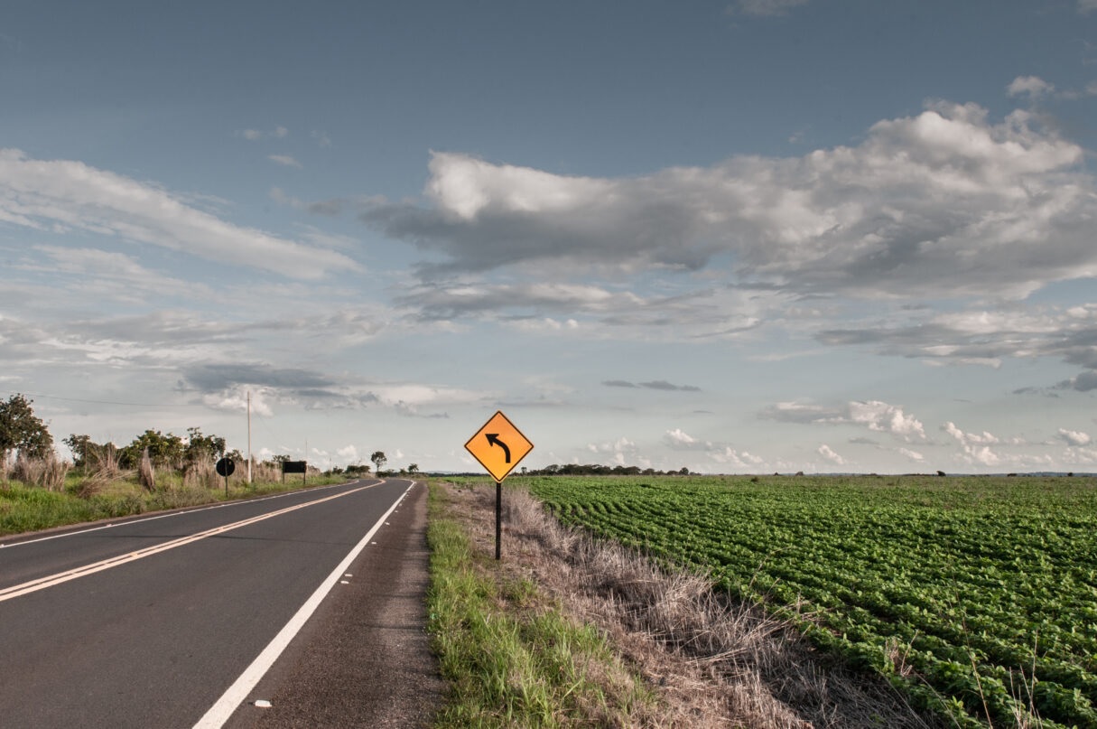 O material asfáltico pré-existente será aproveitado com o uso de placas de concreto de cimento. Foto: Secom