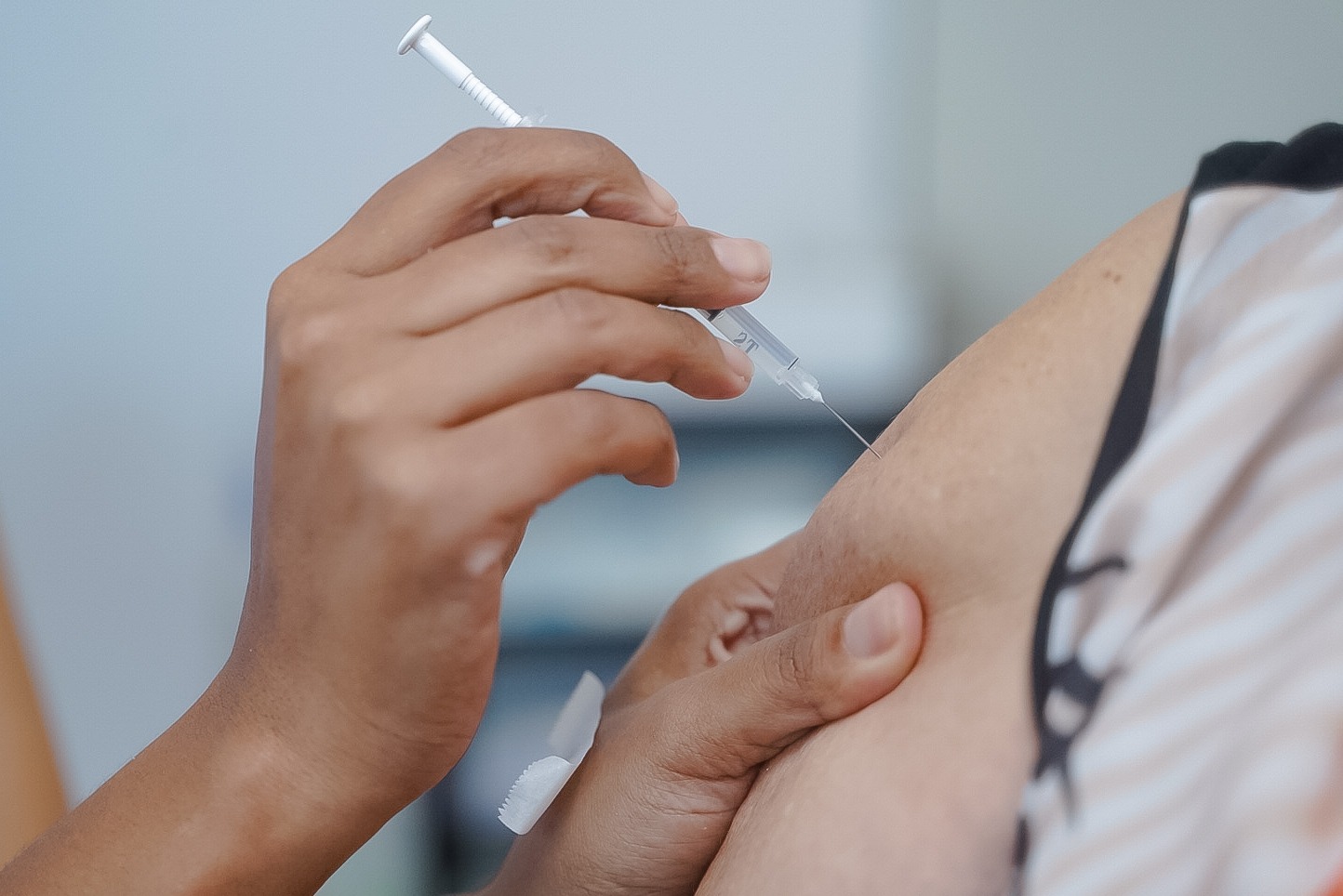 Receber segunda dose da vacina contra o vírus mpox é fundamental para garantir resposta imunológica necessária. Foto: Iron Braz