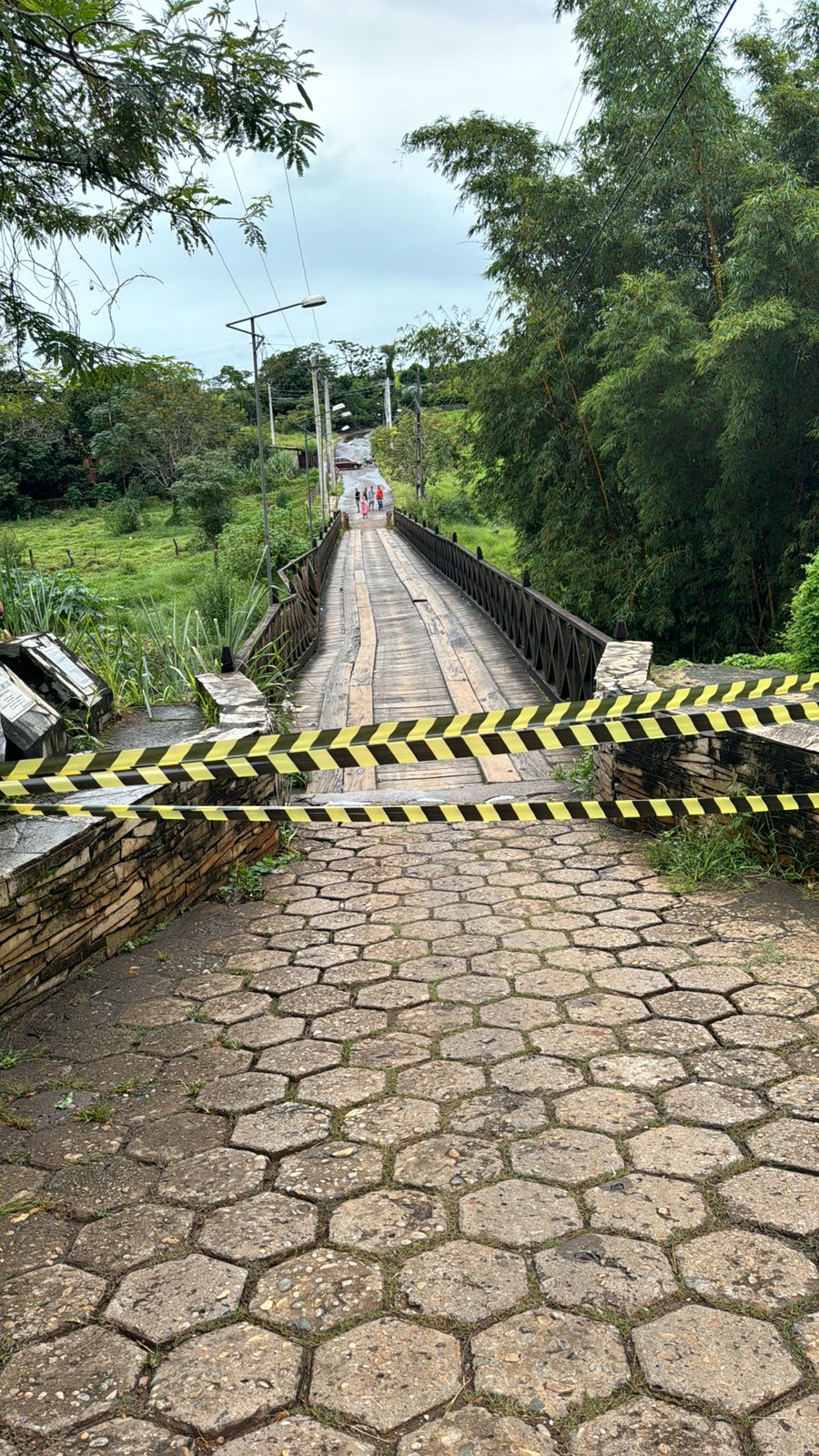 Parte da “Ponte Velha”, em Corumbá, cai devido a enchente