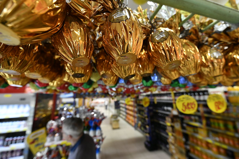 Os brasileiros pretendem gastar, em média, até R$ 175 com produtos relacionados à Páscoa, como ovos e barras de chocolate