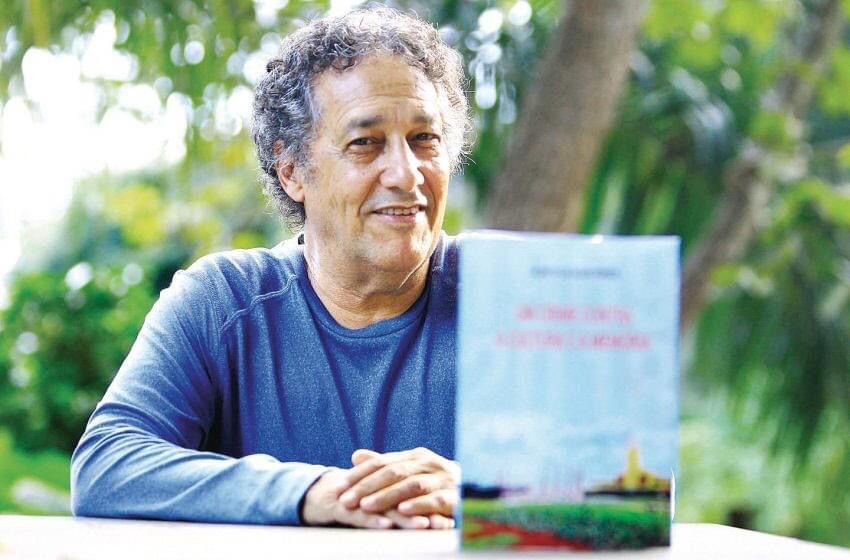 Cientista político Pedro Célio lança dois livros em evento na Adufg