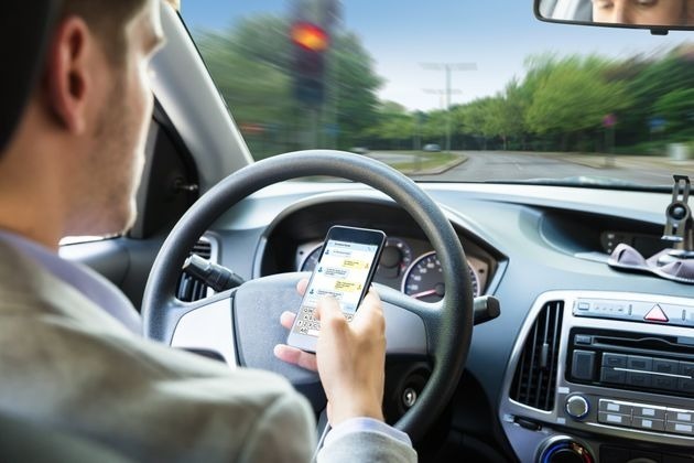 Dirigir usando o celular aumenta em 400% chances de acidentes