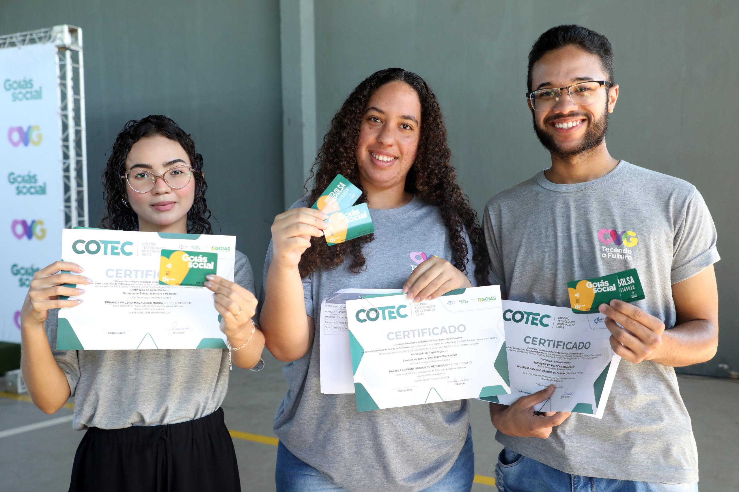 Beneficiários dos Programas da Juventude da OVG recebem cartões do Crédito Social, Bolsa Qualificação e certificados de cursos capacitação. Foto: Aline Cabral