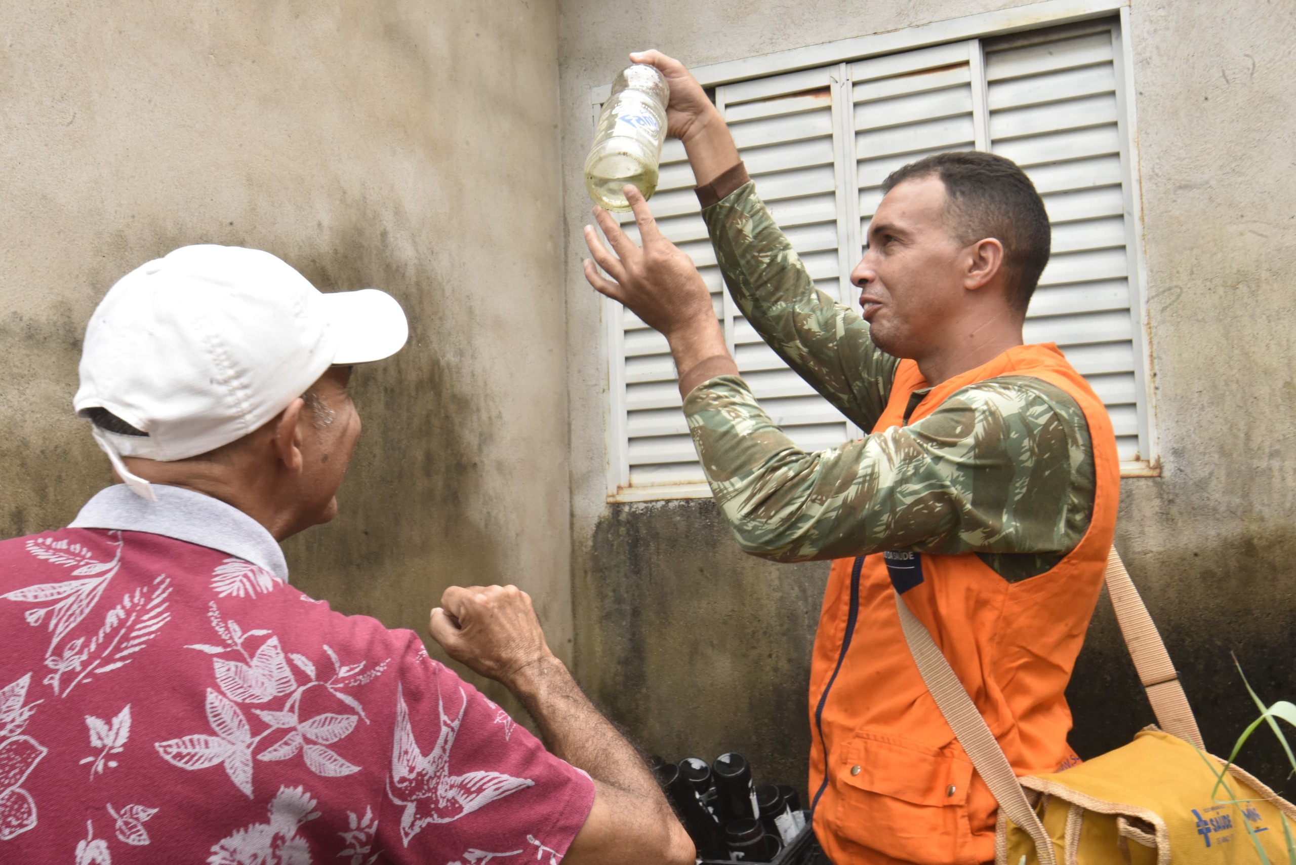 Limpeza de quintais e outros recipientes é fundamental para evitar casos de dengue. Foto: Marco Monteiro