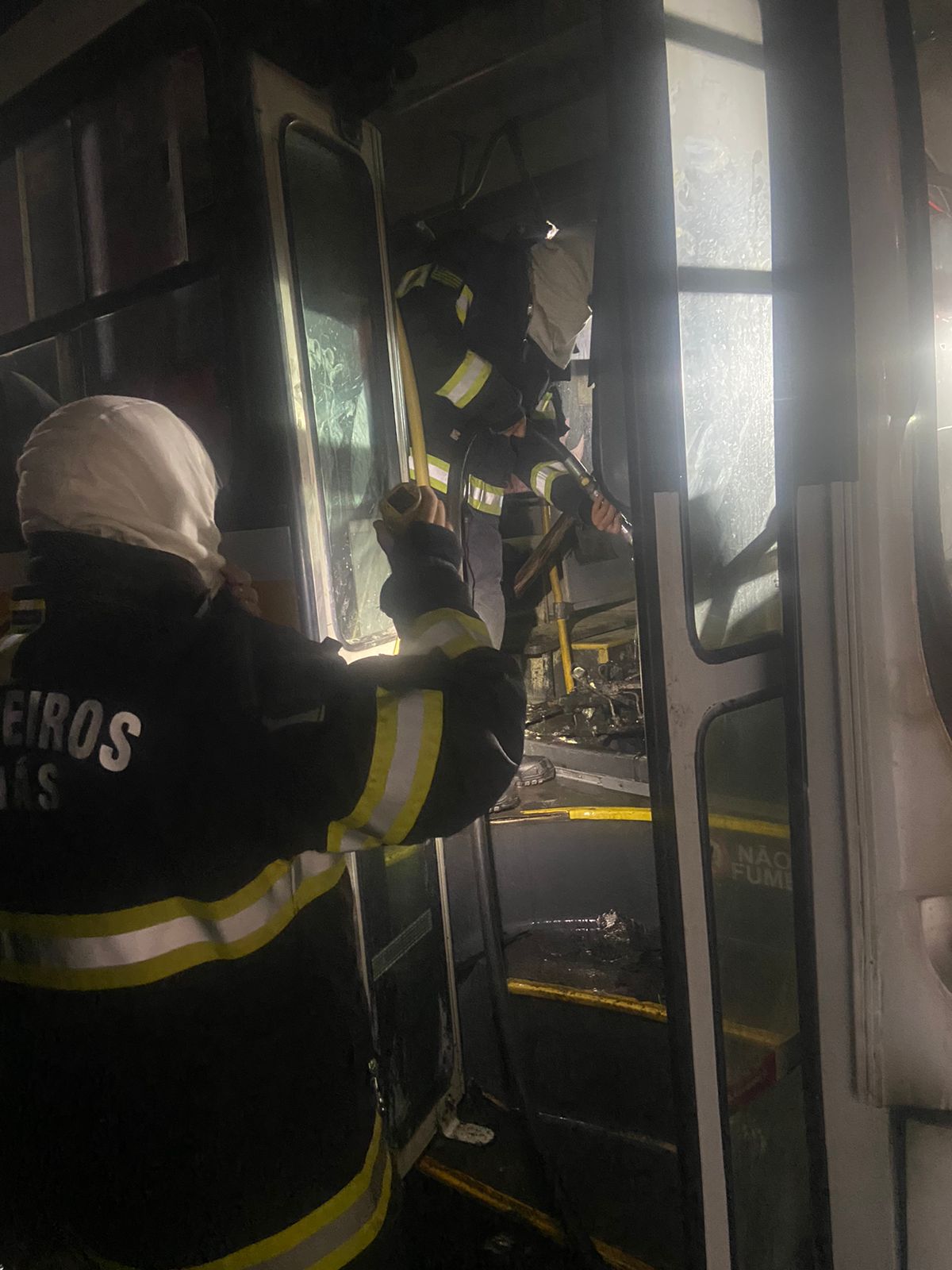 Corpo de Bombeiros Militar de Goiás controla incêndio em ônibus escolar sem vítimas. Foto: Reprodução CMBGO