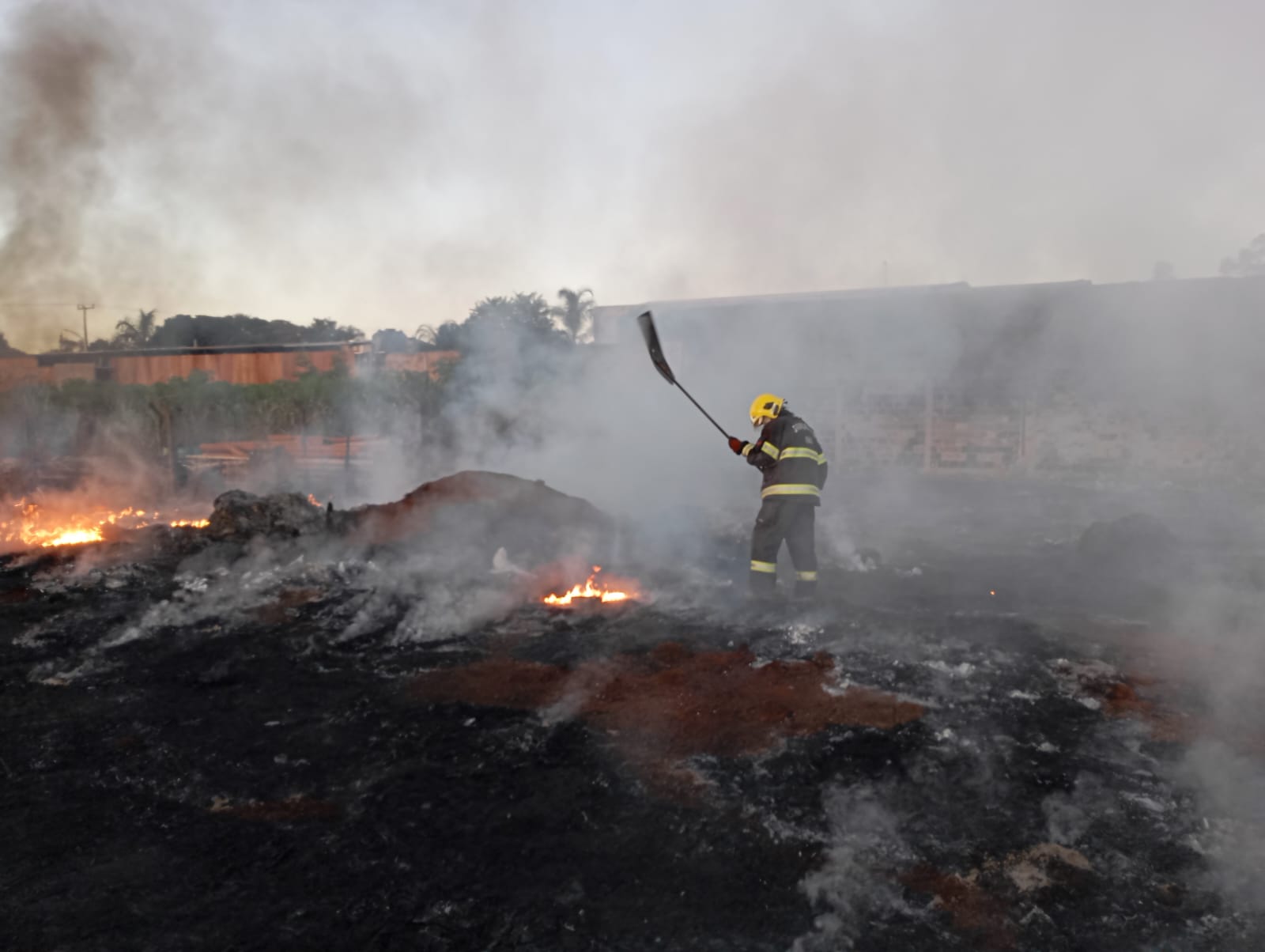 Resposta coordenada entre Corpo de Bombeiros, Prefeitura e Usina São Francisco foi crucial para controlar o incêndio e evitar vítimas. Foto: Divulgação CMBGO