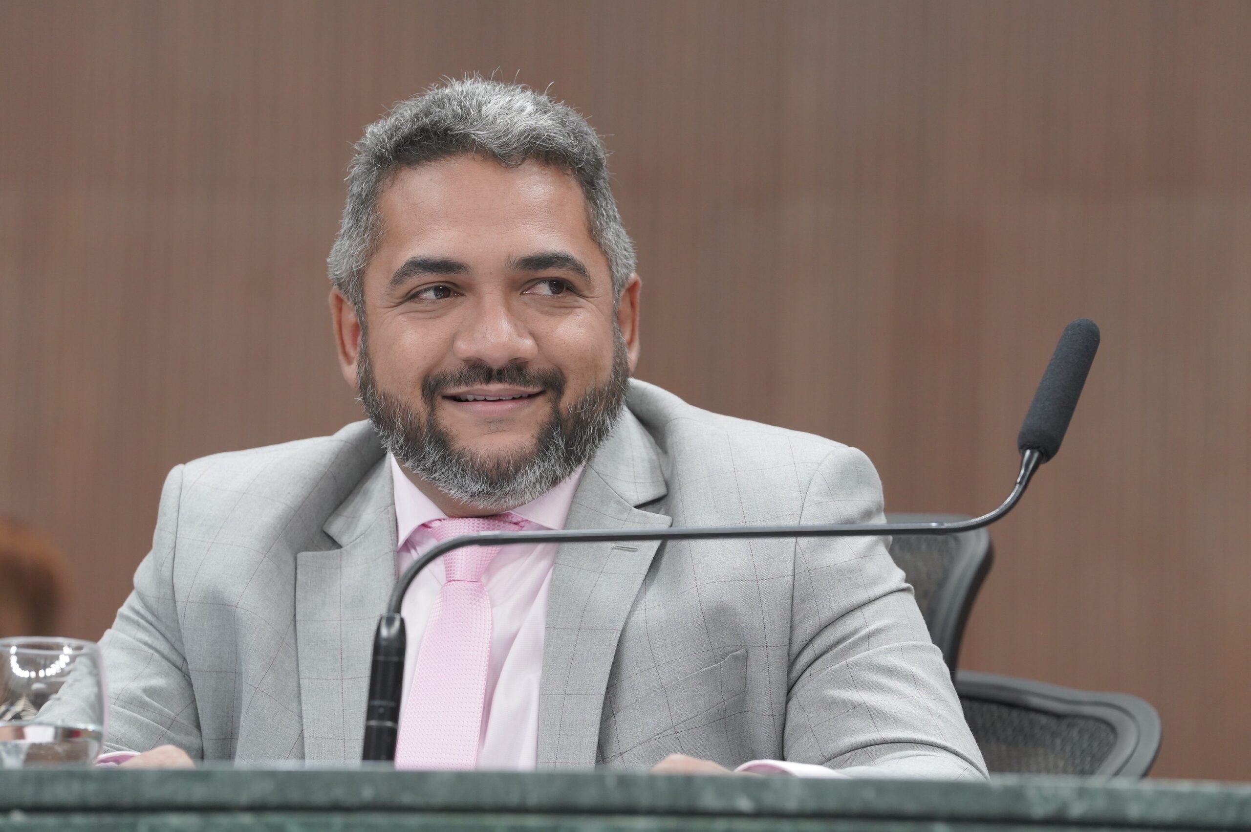 Julio Pina sai em defesa de trabalho de Rogério Cruz frente ao Paço Municipal