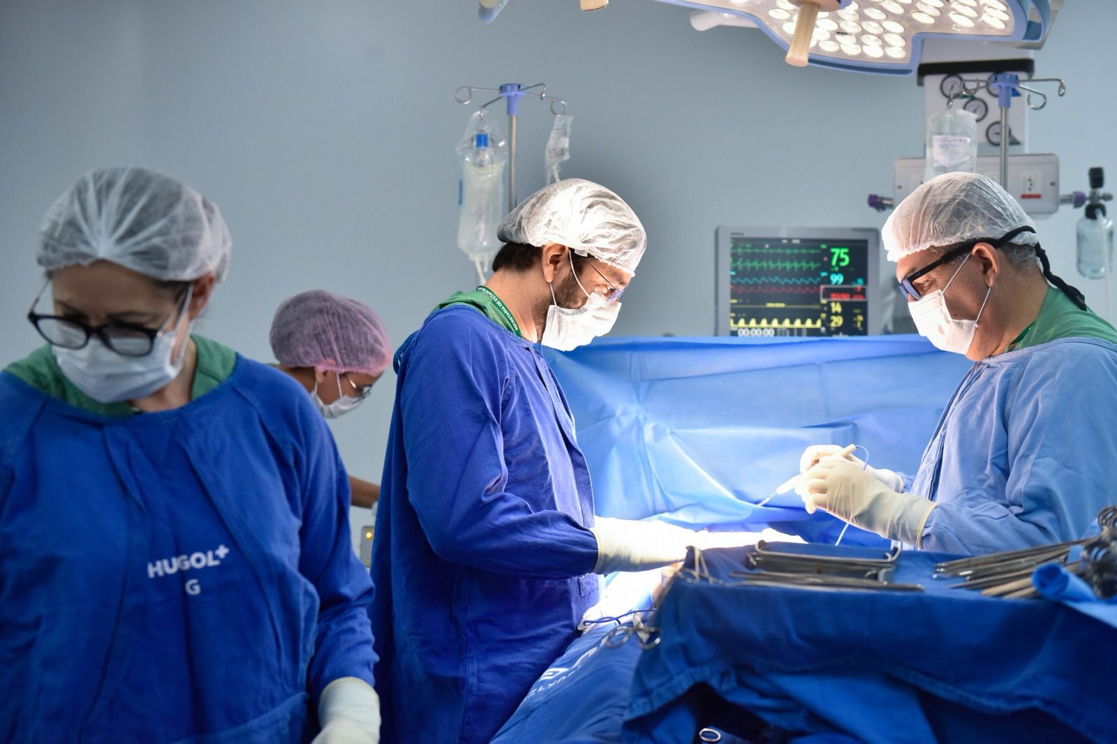 Profissionais do HGG durante o primeiro transplante de pâncreas em unidade de saúde pública no estado. Foto: SES