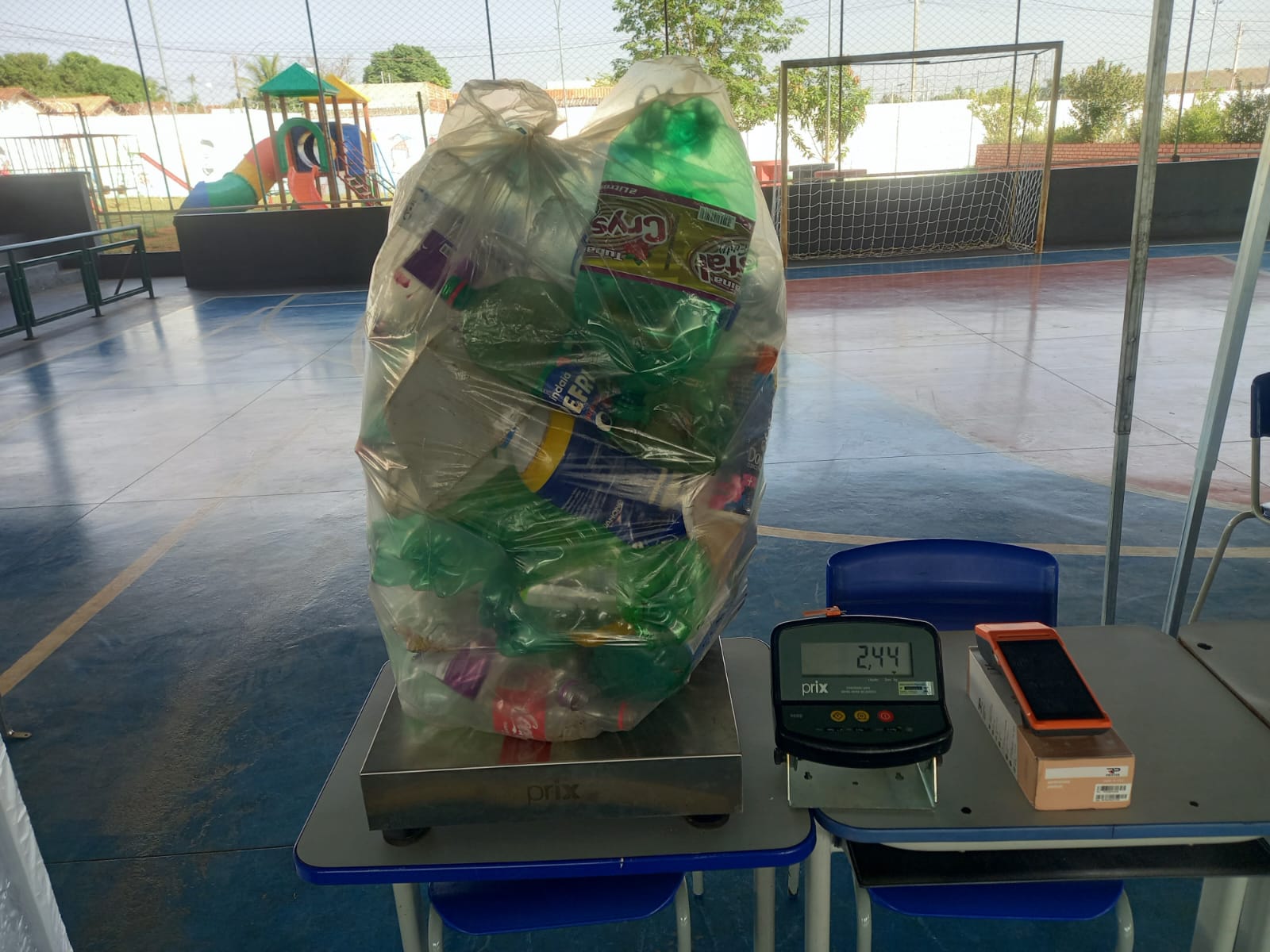 Distribuidora incentiva troca de materiais recicláveis por descontos na conta de energia