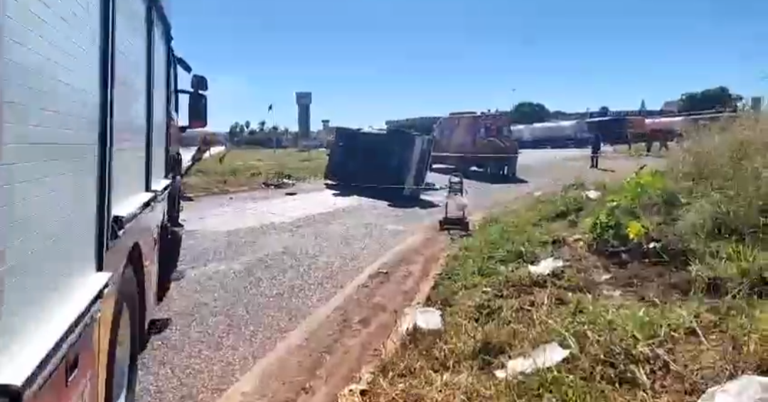 No início da tarde de domingo (12), um acidente no Km 01 da BR-452, em Rio Verde, entre uma carreta e uma caminhonete, deixou uma pessoa morta. Foto: Reprodução PRF-GO