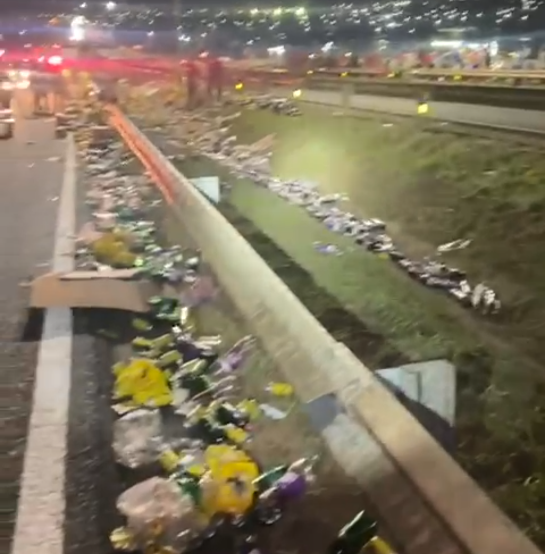 Manobra evita acidentes e dispersão de carga pela rodovia; sem feridos, apenas danos materiais. Foto: Reprodução PRF