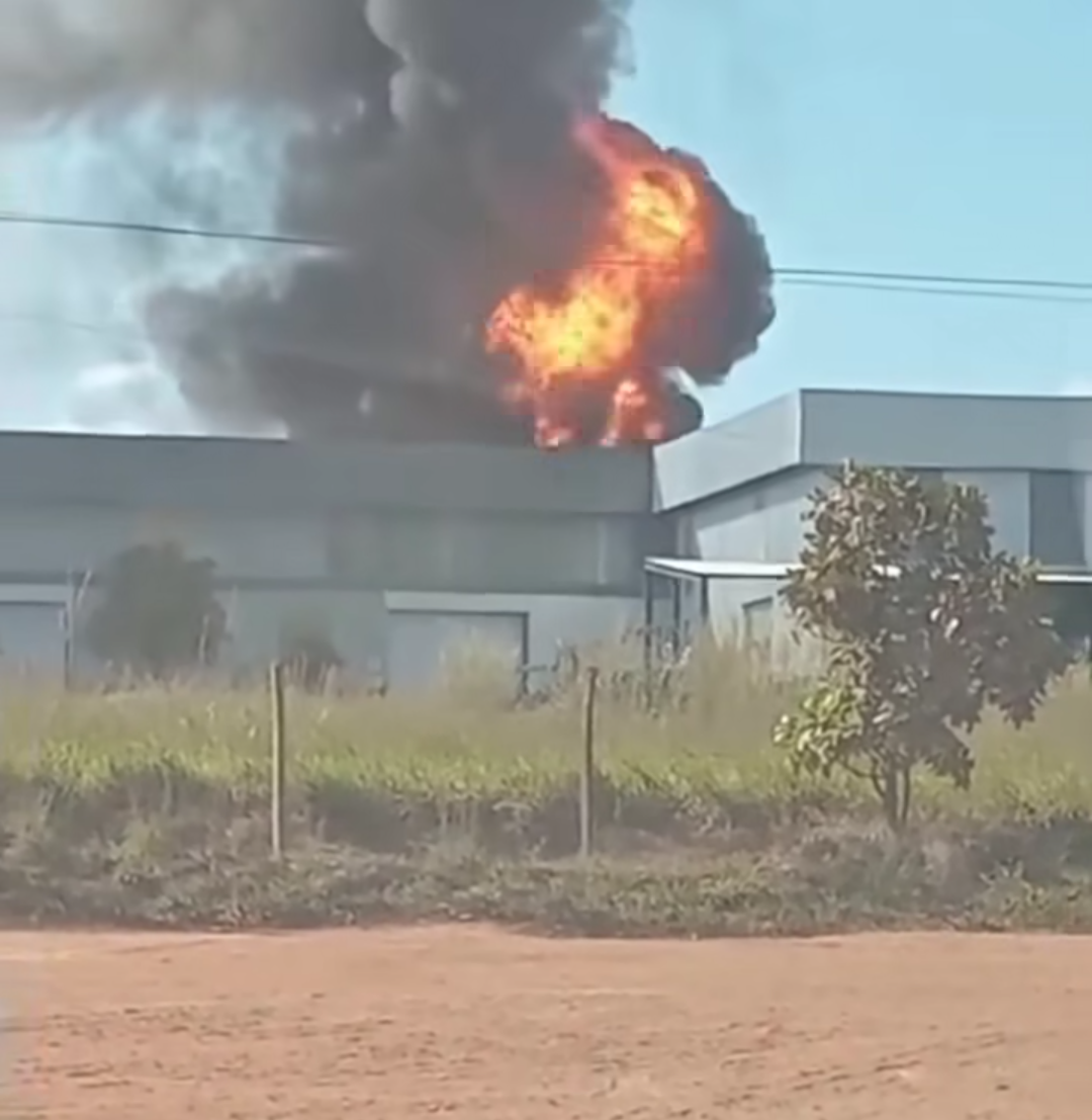 Bombeiros de Goiás Controlam Incêndio em Distribuidora de Combustível e Socorrem Vítimas em Senador Canedo