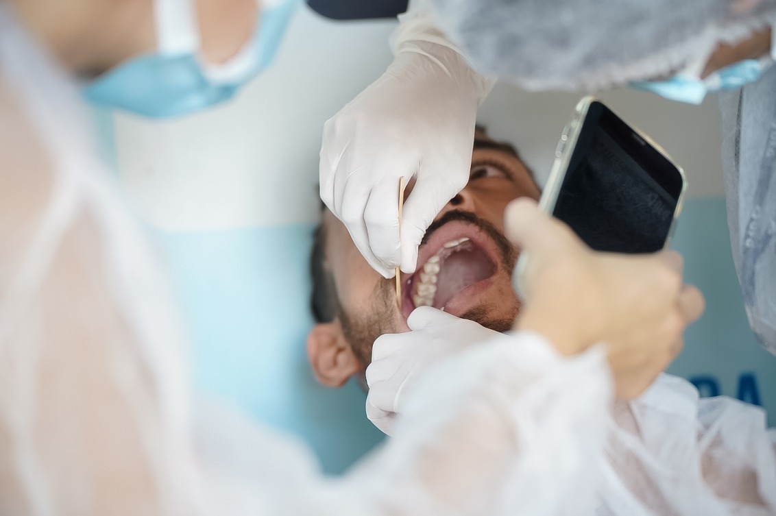 Visitas regulares ao dentista ajudam na prevenção e tratamento precoce do câncer de boca.