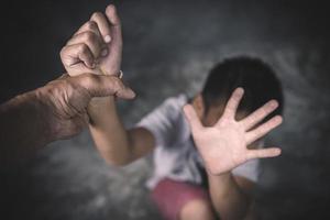 Quase 80 casos de abuso acontecem a cada dia contra crianças e adolescentes