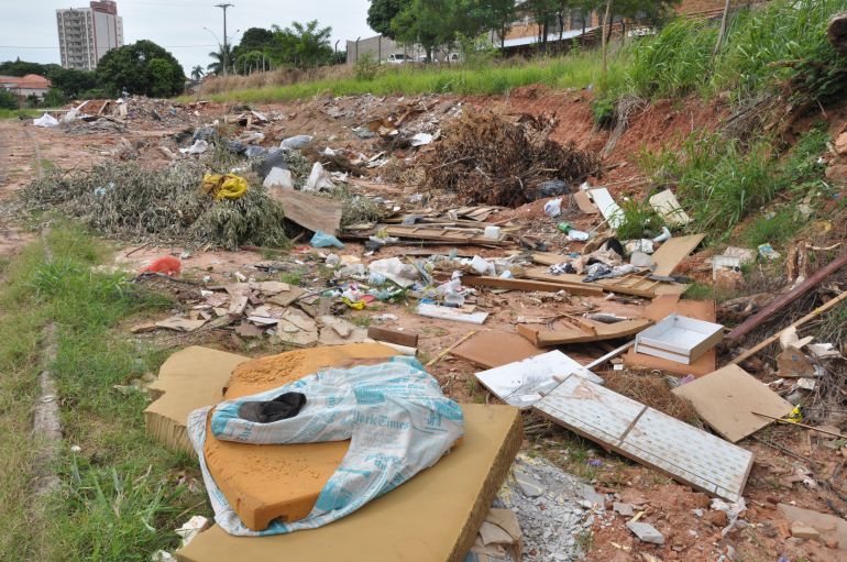Prefeitura notifica mais de 15 mil moradores por descarte de resíduos
