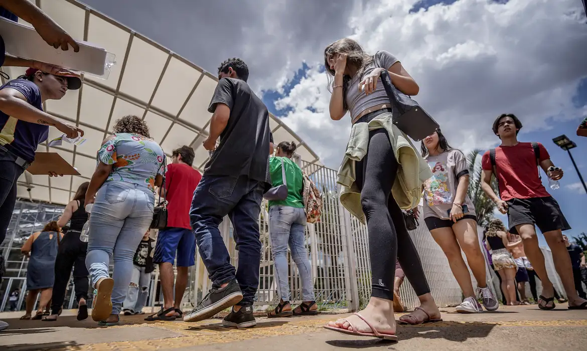 Candidatos chegam para fazer a segunda etapa da prova do Enem 2023, na UNIP em Brasília. Foto: Rafa Neddermeyer/Agência Brasil. Foto: © Rafa Neddermeyer/Agência Brasil