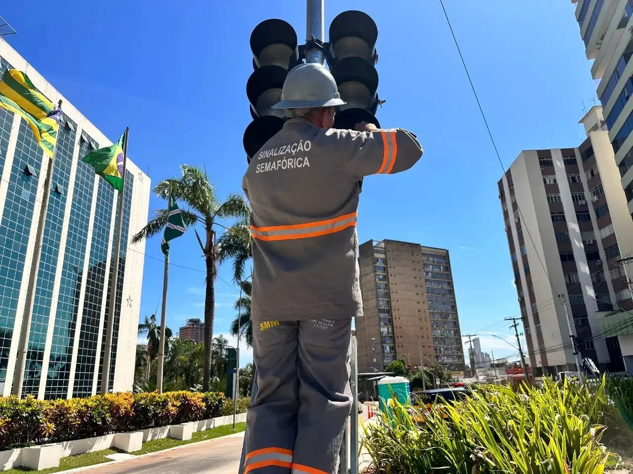 Prefeitura inicia a implantação de semáforos inteligentes na capital