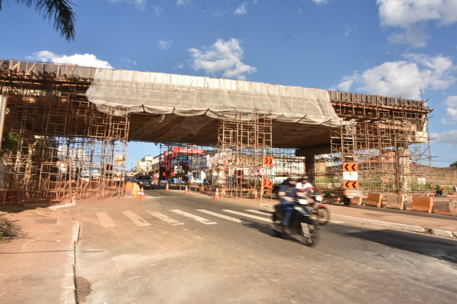 Obras no viaduto da Av. Castelo Branco avançam com construção de guarda-rodas