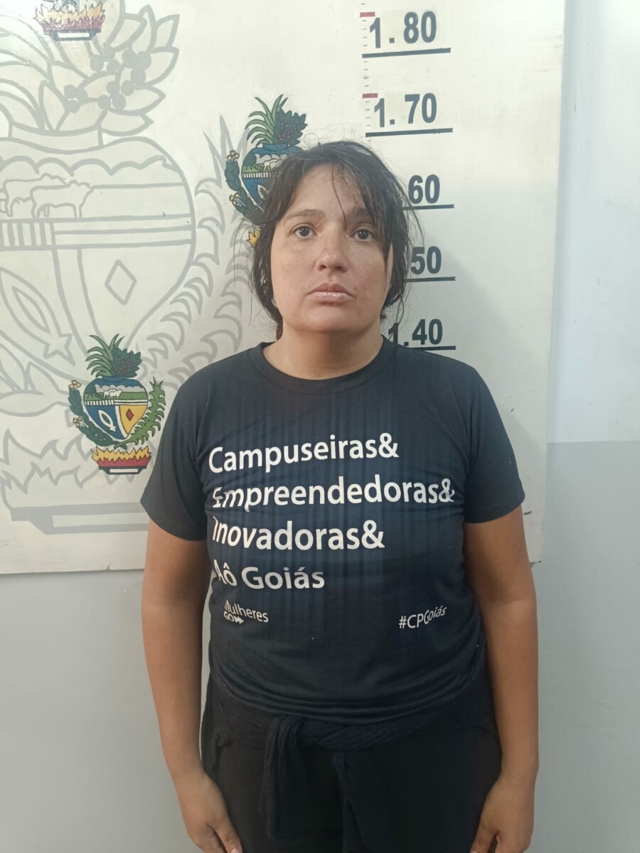 Weila Fernandes Rosa, 38 anos, é acusada de apropriação indébita, perseguição, extorsão e maus-tratos contra o genitor de 78 anos