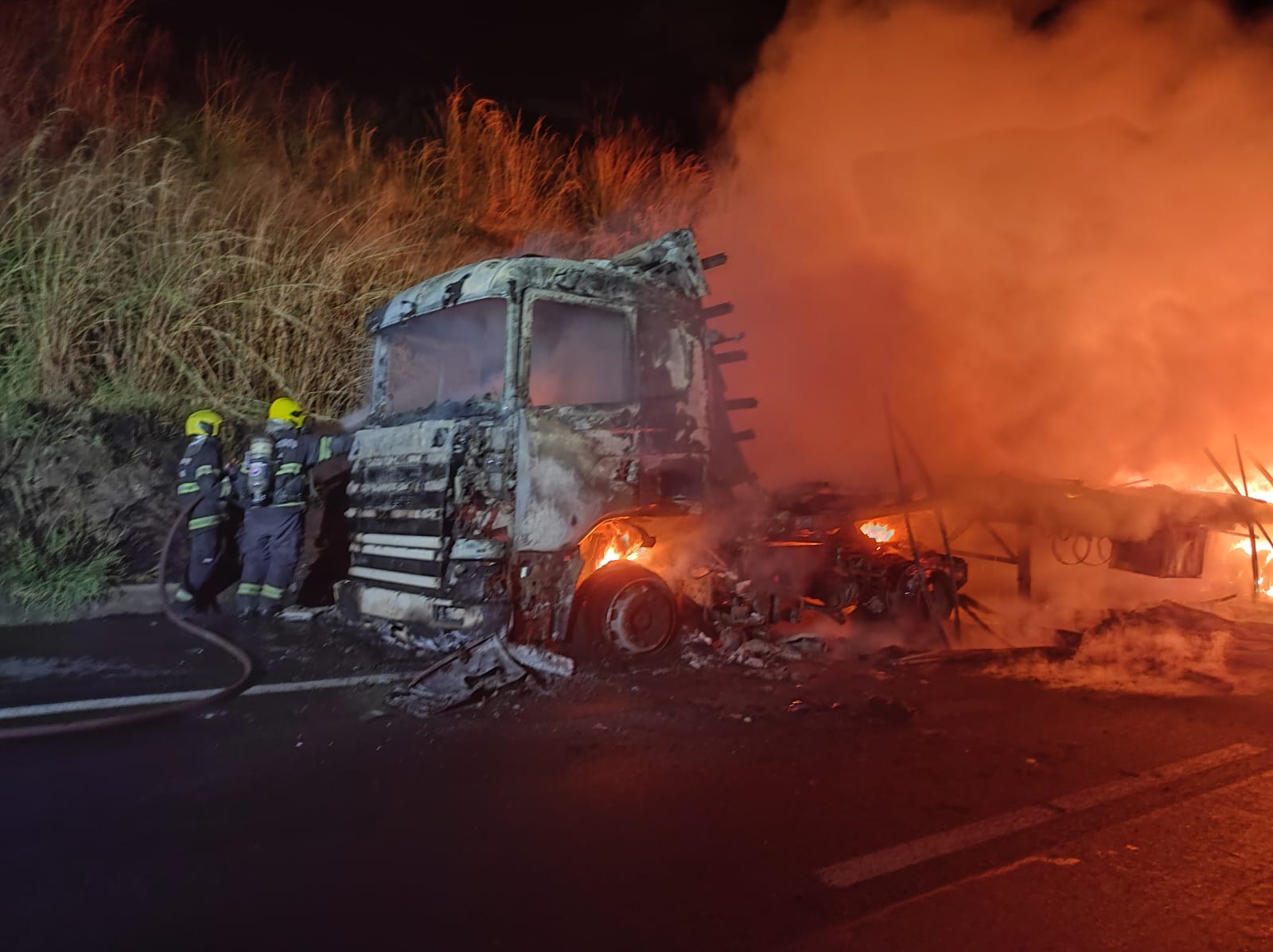 Equipes do Corpo de Bombeiros de Goiás agiram rapidamente para conter as chamas em veículo de carga na rodovia. Foto: Divulgação
