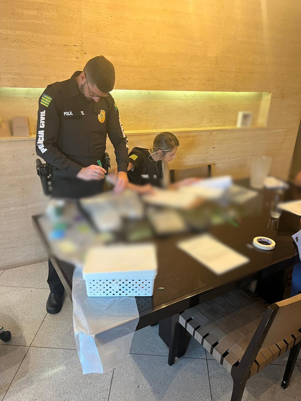 Advogado é acusado de desviar meio milhão de reais de casal em dificuldades financeiras; mandados de prisão e busca são cumpridos em Goiânia. Foto: Divulgação PCGO