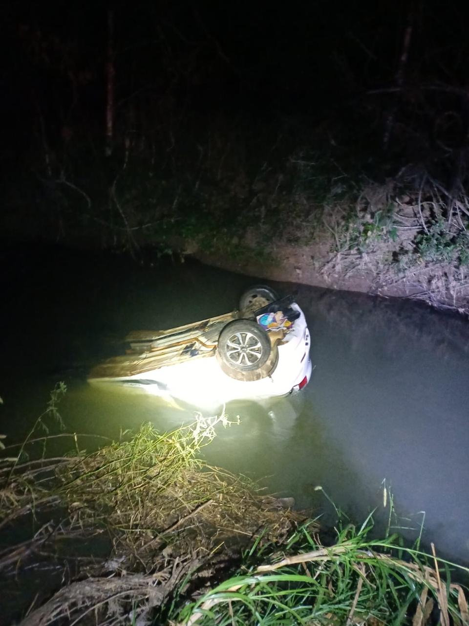 O veículo, um Hyundai HB20, caiu em um rio nas proximidades, resultando no óbito do condutor. Foto: Reprodução