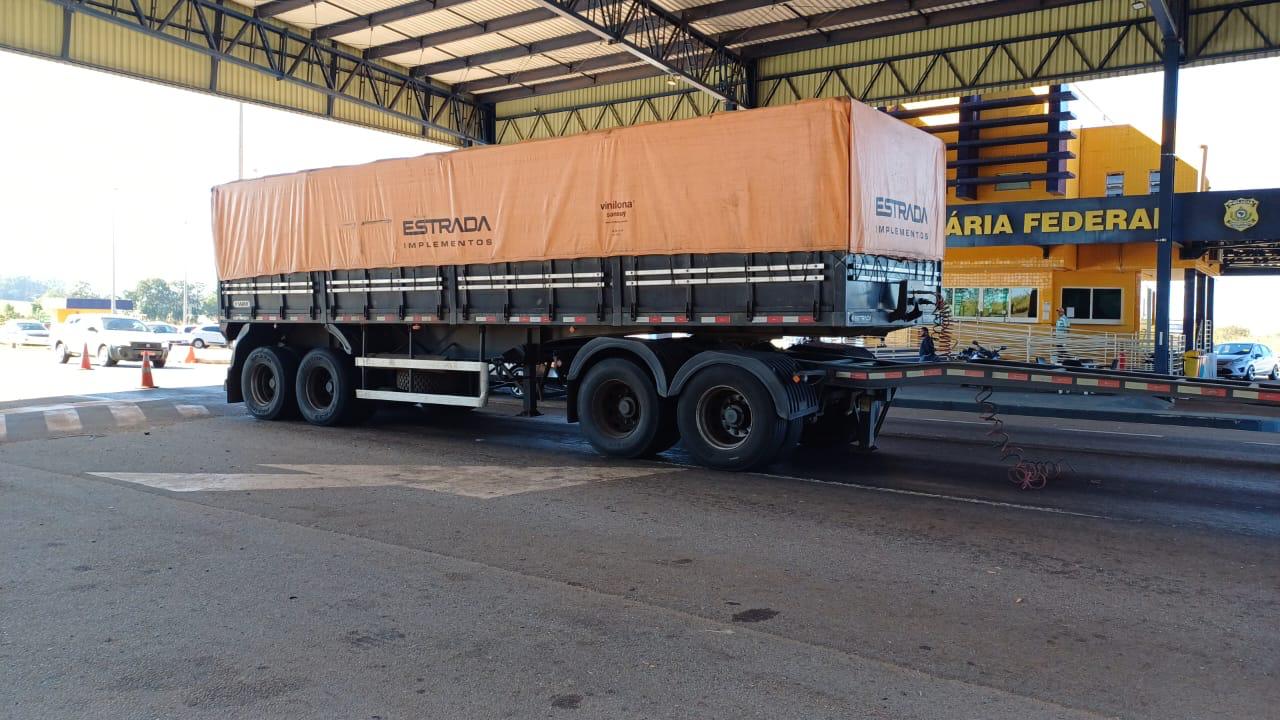 Carreta bitrem perde reboque na BR-060 e PRF investiga causa