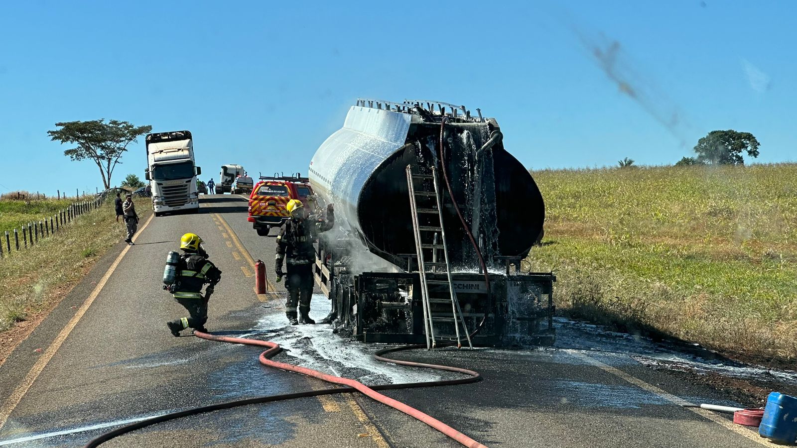 Fogo em veículo tanque carregado com 35 mil litros de etanol é contido sem feridos em Avelinópolis. Foto: Divilgação CBMGO