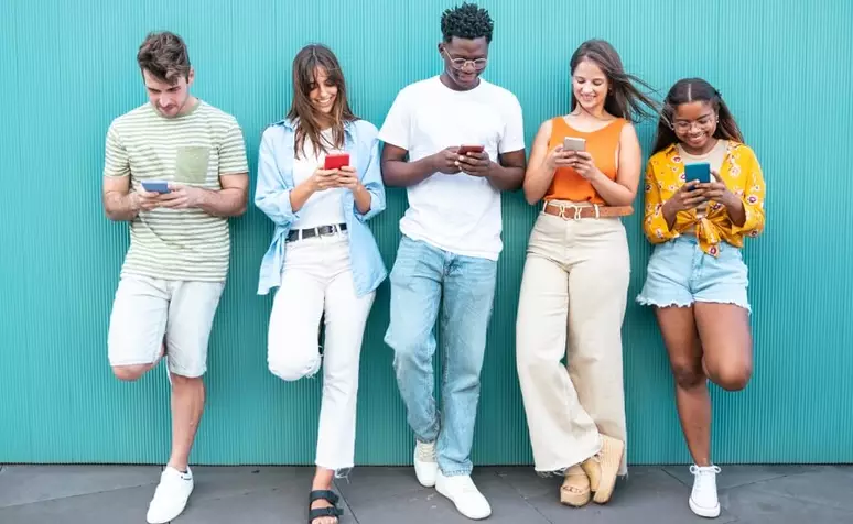 Jovens brasileiros estão entre os que mais usam IA no planeta, aponta relatório