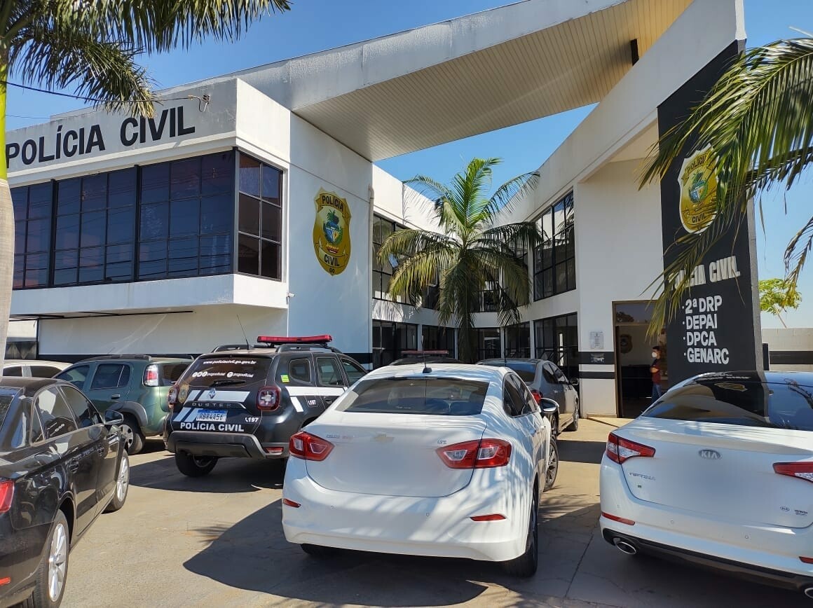 Na tarde de hoje (15), a Delegacia de Proteção à Criança e ao Adolescente (DPCA) de Aparecida de Goiânia iniciou uma investigação séria após uma adolescente denunciar seu próprio pai por violência doméstica. A jovem, de 17 anos, procurou as autoridades para relatar agressões físicas e verbais constantes, incluindo palavras ofensivas como “lixo, merdinha, inútil, vagabunda e desgraçada”. Após ser examinada no Instituto Médico Legal (IML), foi confirmada uma lesão corporal no punho direito da adolescente. Ela revelou que enfrenta esse tipo de violência desde muito jovem. O pai foi preso e encaminhado ao presídio local após os procedimentos legais. 2/2