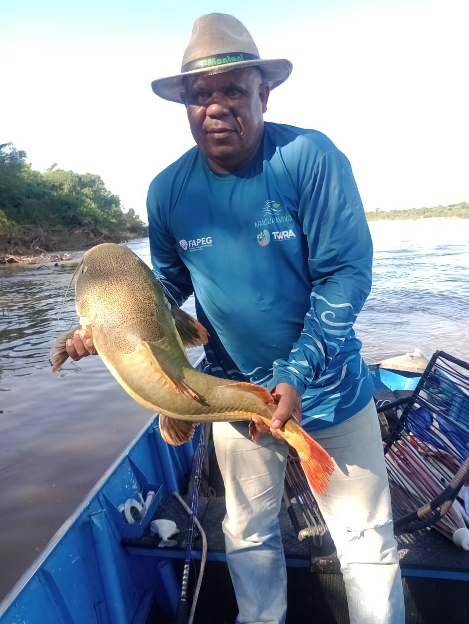 Crispim Pereira, guia local, colabora com pesquisadores do programa Araguaia Vivo na preservação das espécies de peixes do rio Araguaia