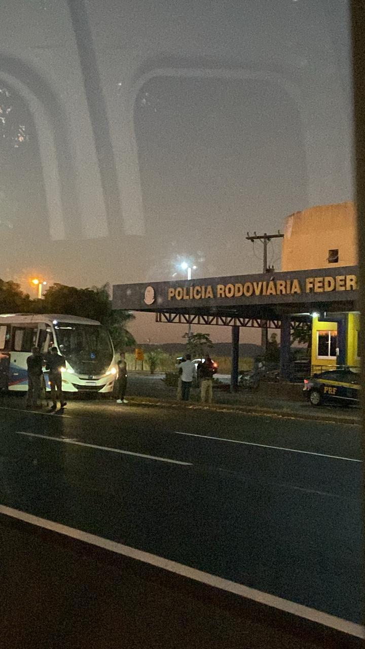 nibus apreendido pela PRF em Goiás por diversas irregularidades, incluindo pneu liso e licenciamento vencido. Segurança dos passageiros em risco.