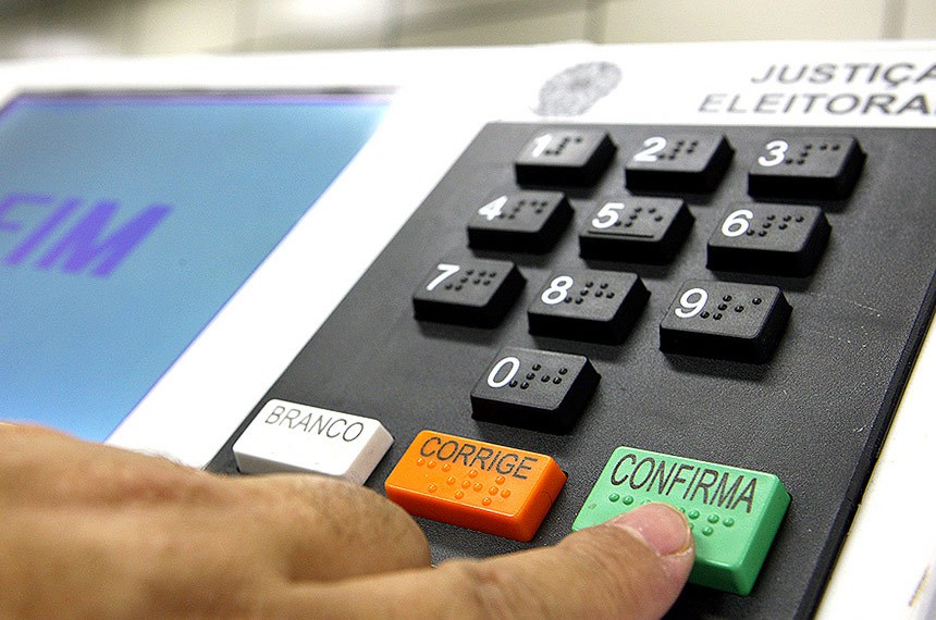 Eleitoras e eleitores com deficiência ou mobilidade reduzida podem contar com um apoio especial para acessar a cabine de votação