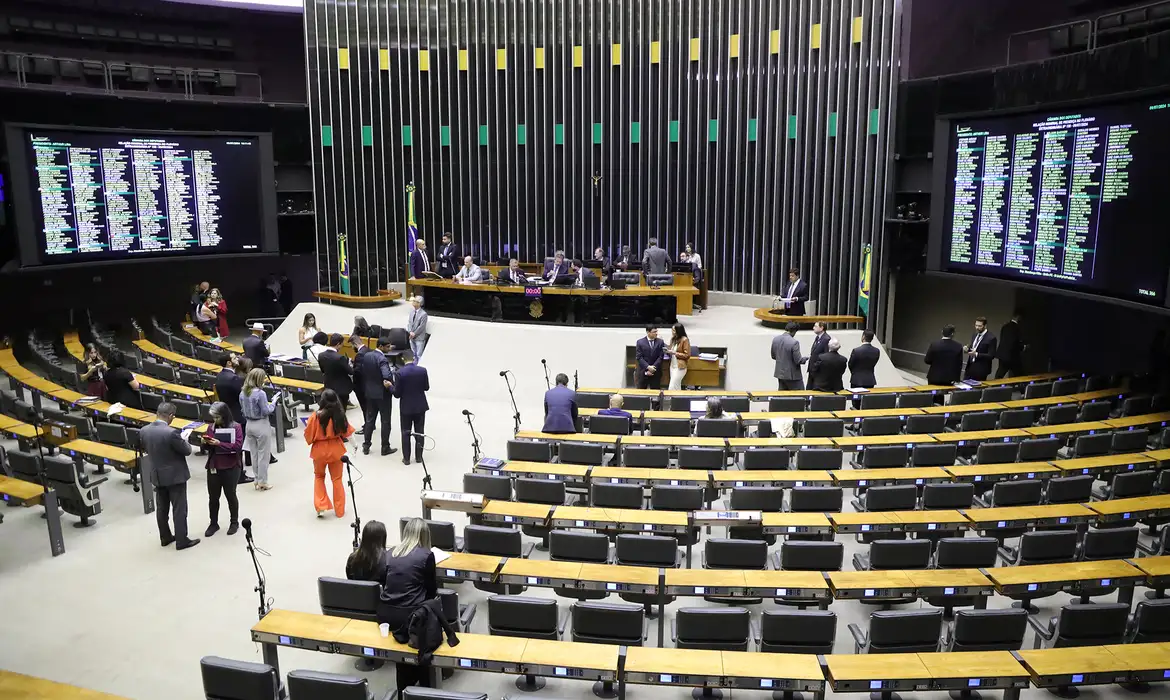 Projeto que pode ampliar número de deputados avança na Câmara e Goiás pode ganhar mais uma cadeira
