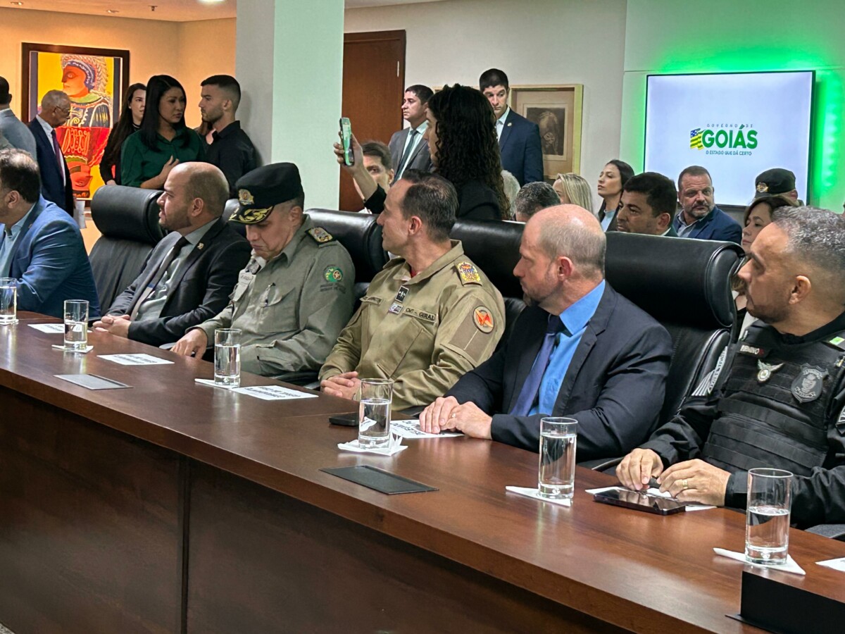 Delegado-Geral André Ganga participa de assinatura do acordo técnico Dciber no Centro Administrativo, visando aprimorar investigações de crimes cibernéticos e fraudes eletrônicas.
