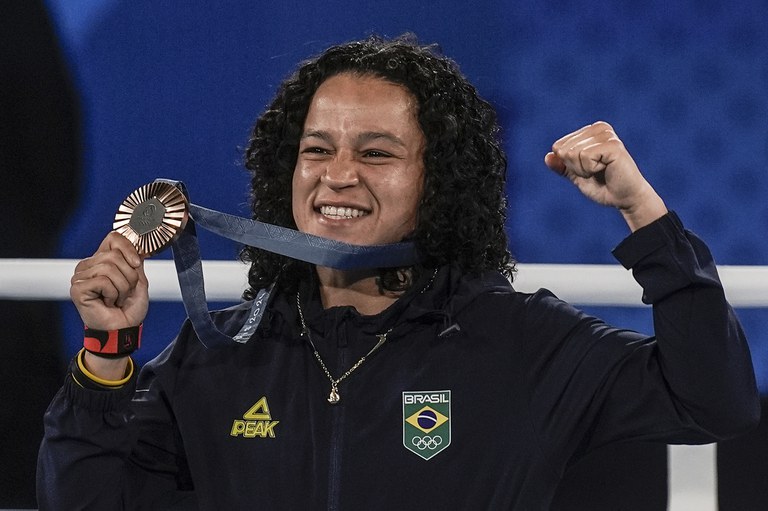 Bia Ferreira recebe a medalha de bronze da categoria do peso-leve: não mexam no meu prêmio. Foto:Alexandre Loureiro/COB