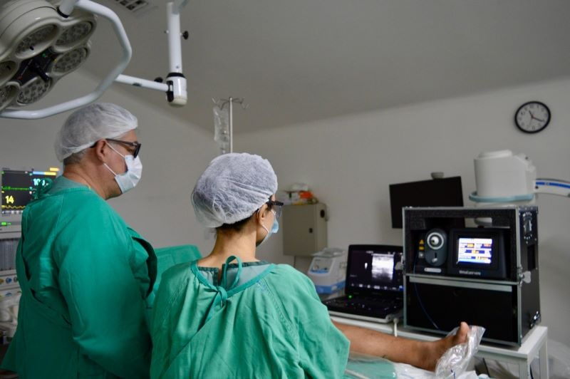 Equipe do Hetrin realiza procedimento de cirurgia vascular por Endolaser durante Mutirão de Cirurgias Eletivas. Foto: Hetrin
