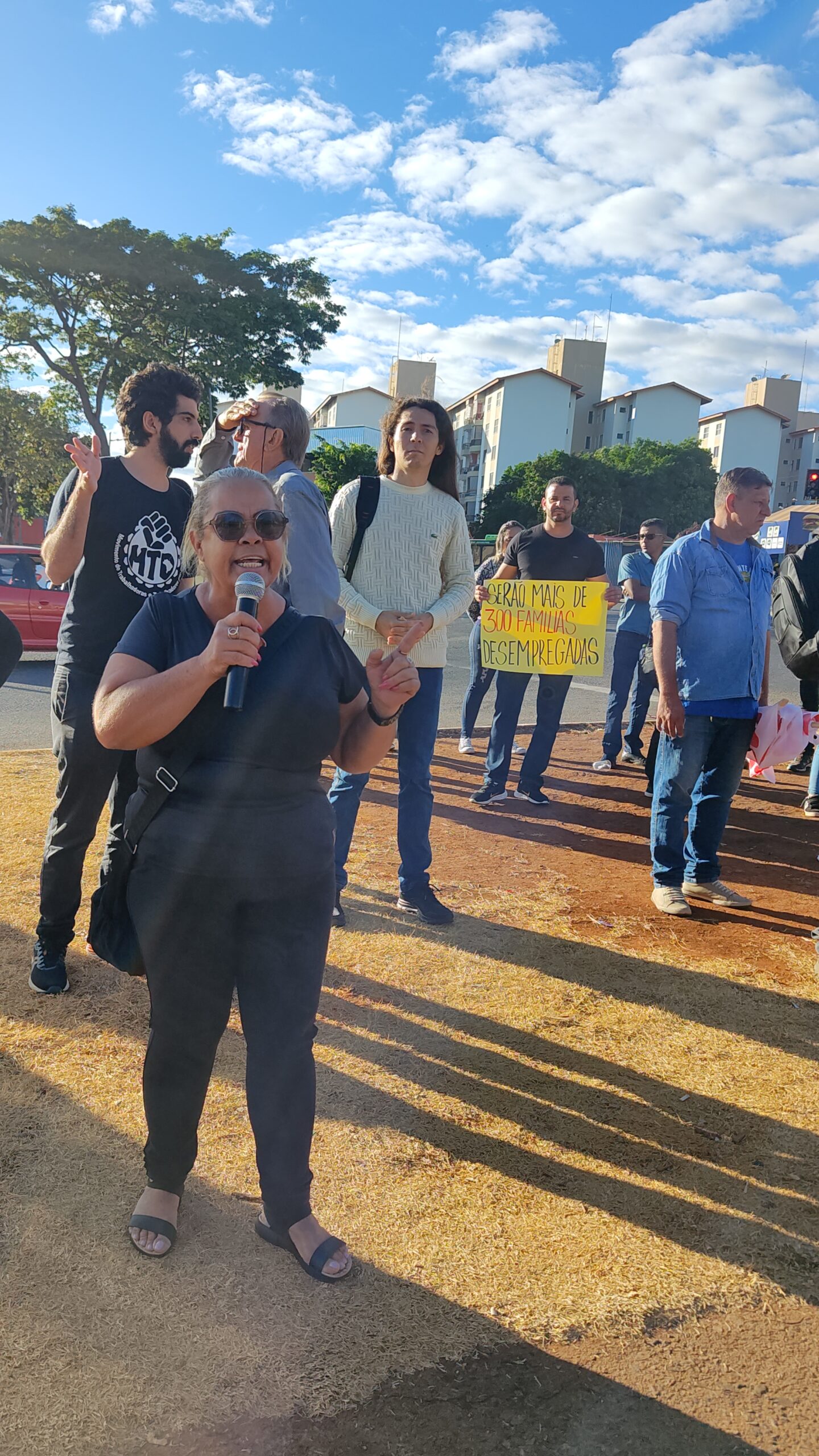 "O trabalho aqui é muito puxado, mas eu gosto do serviço que eu faço, do lanche que eu vendo", disse Edna comerciante hà 25 anos no Terminal da Praça da Bíblia. Foto: Dhayane Marques
