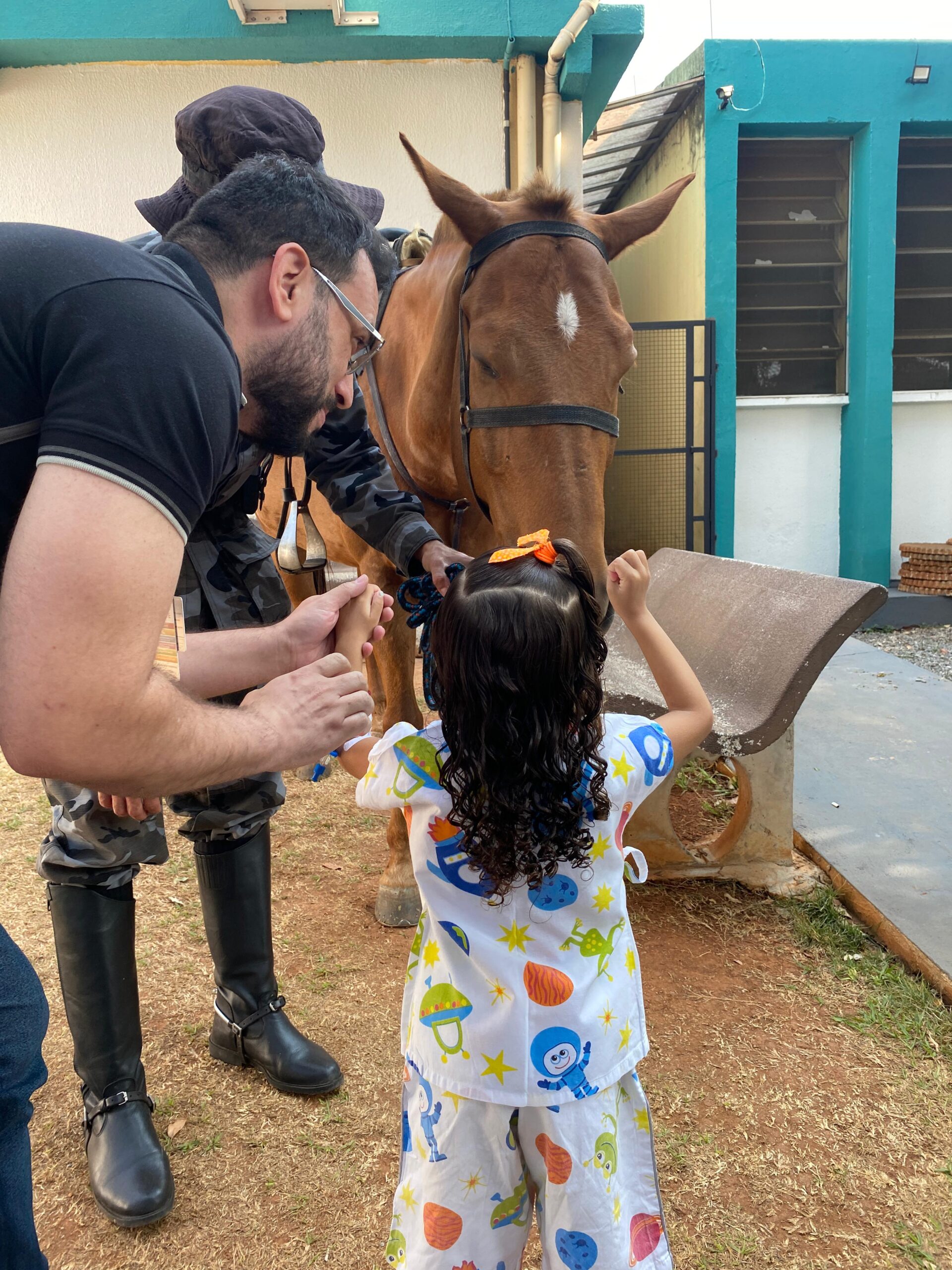 Cavalos e cachorros trouxeram alegria e conforto aos pacientes do HDT em Goiás. Foto: Divulgação