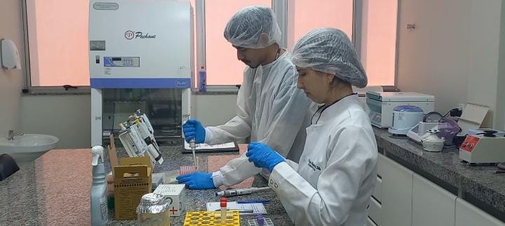 A Secretaria de Estado da Saúde de Goiás (SES-GO) está promovendo o encaminhamento de pacientes para testagem genética pelo Sistema Único de Saúde (SUS). O processo começa com o atendimento na atenção primária, onde mais de 600 profissionais da saúde, entre médicos, enfermeiros e técnicos, foram capacitados para identificar mulheres com perfil adequado para os exames. Entre os critérios, estão aquelas que têm histórico familiar de dois parentes consanguíneos – de primeiro, segundo ou até terceiro grau – que tiveram câncer de mama. Um exemplo é a professora de matemática e servidora pública de Rio Verde, Júlia Beatriz Dani Rinaldi. “Minha mãe e minha tia tiveram câncer de mama. Assim que soube que em Goiás é possível fazer exames para detectar essa herança genética, quis participar. Espero que não dê nada”, compartilha a professora. Por meio do projeto Goiás Todo Rosa, lançado durante a campanha Outubro Rosa de 2023, as mulheres são encaminhadas, por meio da regulação estadual, para consultas com mastologistas e ginecologistas e, em seguida, para a realização de exame de sangue que verifica a presença de mutações genéticas associadas ao câncer de mama. O sequenciamento é realizado no Centro de Genética Humana (Cegh) da Universidade Federal de Goiás (UFG), parceira do projeto. “Firmamos uma parceria com a universidade e temos à disposição a lei que estabelece a realização do painel genético para o câncer de mama hereditário. Goiás é pioneiro na implementação desse exame”, destaca o secretário de Estado da Saúde, Rasível Santos. Embora Estados como Rio de Janeiro, Minas Gerais e Amazonas tenham legislação que prevê o exame, somente Goiás efetivou a Lei 20.707 de 2020 no ano passado e começou a realizar os testes gratuitamente este ano. “Após a avaliação do painel genético e o resultado do exame, a paciente poderá escolher qual tratamento deseja seguir. É uma decisão dela, caso o resultado seja positivo, sobre realizar a cirurgia de retirada da mama ou optar por uma cirurgia reparadora”, explica a geneticista Elisângela Lacerda, responsável pelo sequenciamento genético no Cegh/UFGH. Grave problema O câncer de mama é um grave problema de saúde pública e é o segundo tipo mais mortal entre as mulheres. Entre 5% e 10% dos diagnósticos desse câncer e cerca de 5% dos casos de câncer de ovário estão relacionados a alterações genéticas herdadas da família materna ou paterna. O teste genético pode ajudar a prevenir o desenvolvimento do câncer, proporcionando às mulheres uma vida mais longa e saudável.